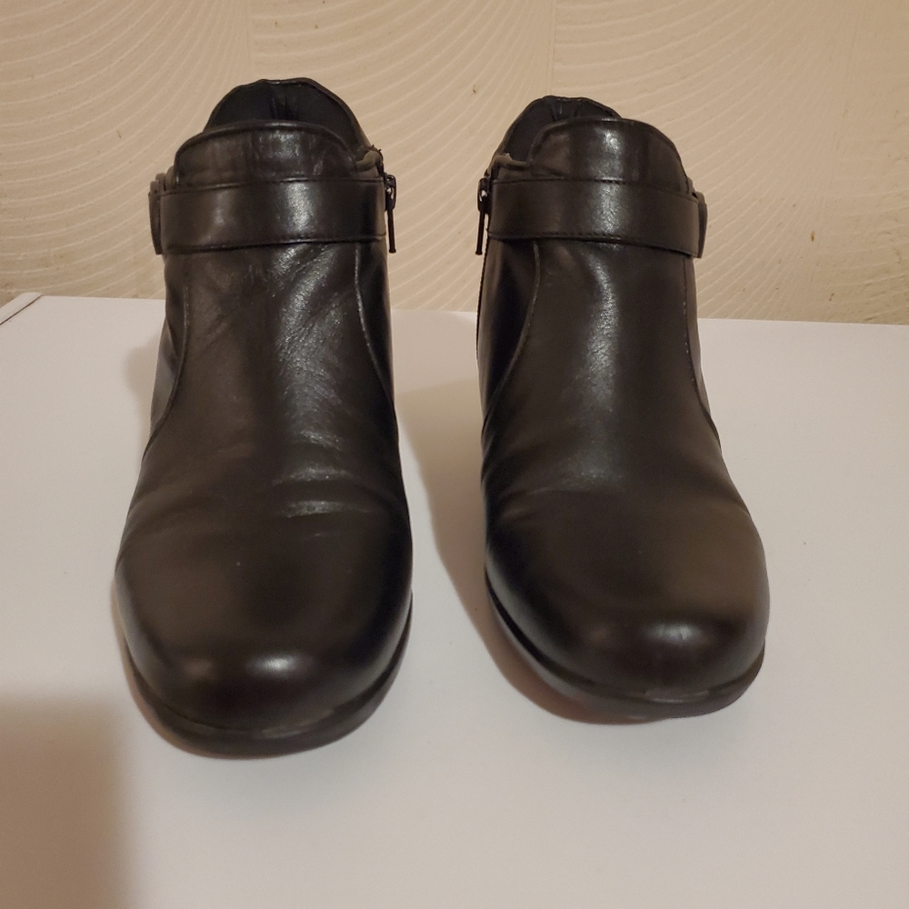 Naturalizer ladies ankle booties